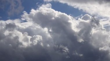 4k zaman geçidi bulutlu güzel mavi gökyüzü. Gökyüzü bulutları.