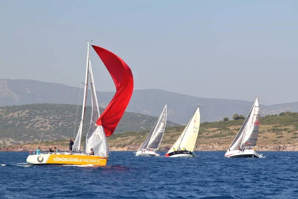 Bodrum Turquía Abril 2018 Veleros Navegan Con Viento Las Aguas Imagen de stock