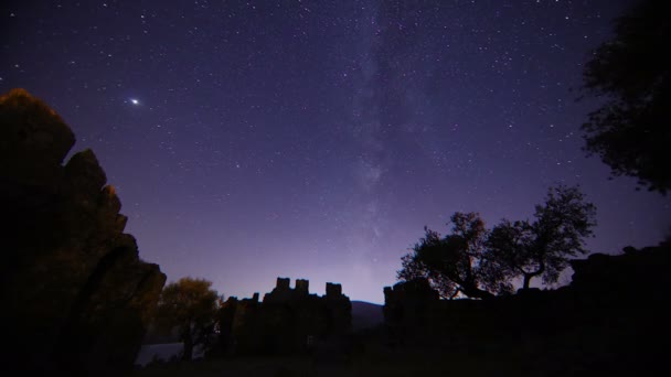 Старий Замок Вночі Хромолапс Рухливих Зоряних Слідів Нічному Небі Вигляд — стокове відео