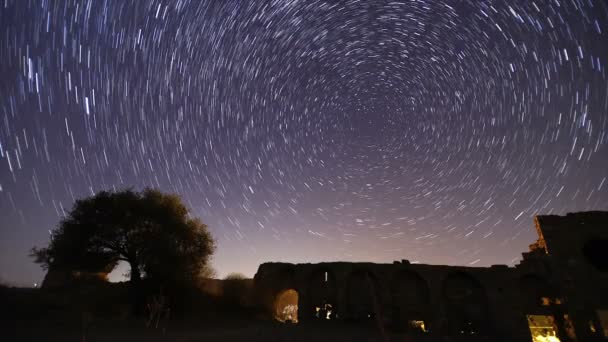 Stary Zamek Nocy Timelapse Ruchomych Szlaków Gwiazd Nocnym Niebie Widok — Wideo stockowe