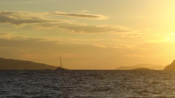 Żaglówka Sunset Fantasy Statek Pływający Pełnymi Żaglami Otwarte Sylwetki Przed — Wideo stockowe