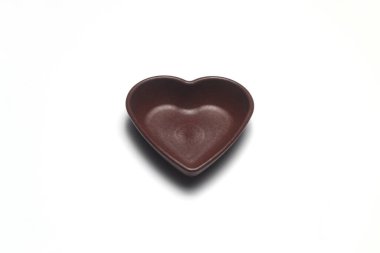 Turkuaz arka planda kalp şeklinde boş ahşap bir kase. Sevgililer Günü konsepti.