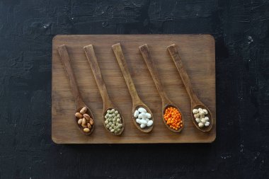 Farklı türde ham kuru baklagil kompozisyonu. Beyaz fasulye, mercimek, kırmızı mercimek, nohut ve fasulye. Organik baklagil kavramını karıştır