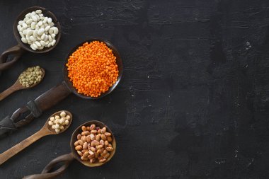 Farklı türde ham kuru baklagil kompozisyonu. Beyaz fasulye, mercimek, kırmızı mercimek, nohut ve fasulye. Organik baklagil kavramını karıştır