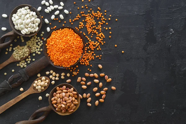 Farklı türde ham kuru baklagil kompozisyonu. Beyaz fasulye, mercimek, kırmızı mercimek, nohut ve fasulye. Organik baklagil kavramını karıştır