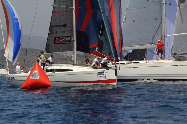 Bodrum Turecko Dubna 2018 Plachetnice Plují Větrného Počasí Modrých Vodách — Stock fotografie