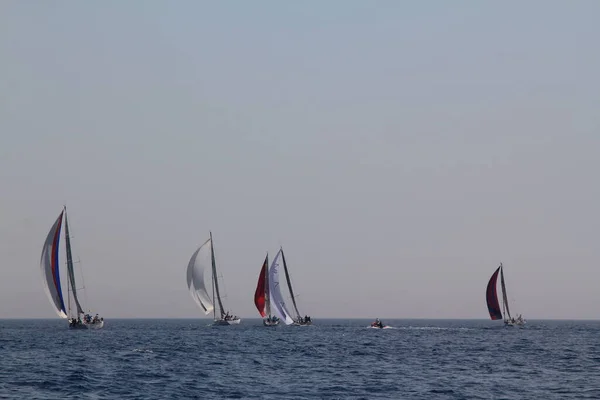 Bodrum Turquia Abril 2018 Veleiros Navegam Tempo Ventoso Nas Águas — Fotografia de Stock