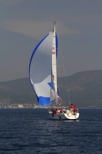 Bodrum Turecko Dubna 2018 Plachetnice Plují Větrného Počasí Modrých Vodách — Stock fotografie