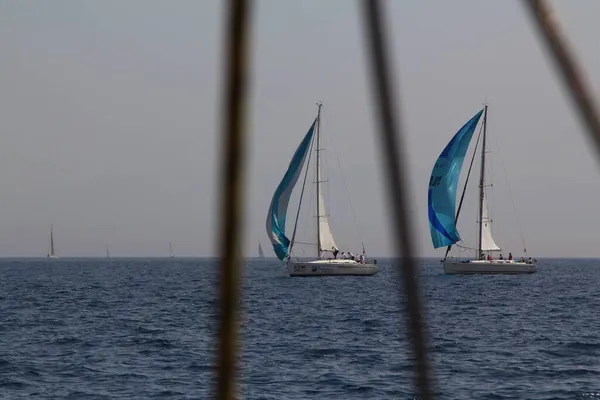 Bodrum Turcja Kwietnia 2018 Żaglówki Pływają Wietrznej Pogodzie Błękitnych Wodach — Zdjęcie stockowe