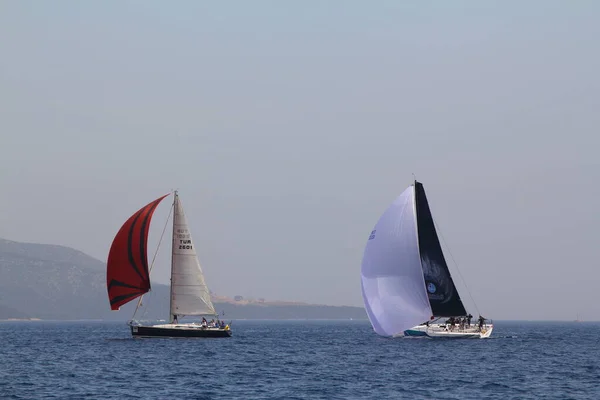 2018年4月15日 エーゲ海の青い海 有名な休日の目的地の海岸で風の強い天気の中で帆船ボドルム — ストック写真