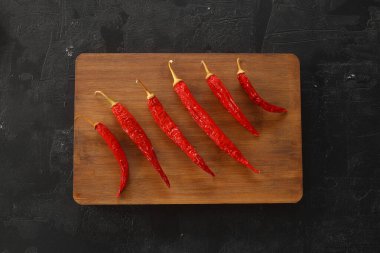  Siyah arka planda taze kırmızı biber, olgun kırmızı biber. Üst Manzara. Meksika mutfağı. Metin için boş alan