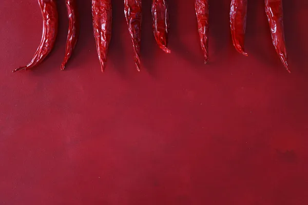 Čerstvé Chilli Papričky Červeném Pozadí Zralé Červené Chilli Papričky Horní — Stock fotografie