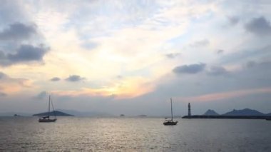 Gün batımında deniz manzarası. Sahildeki deniz feneri. Deniz kenti Turgutreis ve muhteşem gün batımları