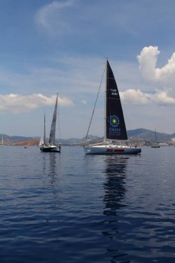 Bodrum, Hindi. 27 Mayıs 2018: Ege Denizi 'nin mavi sularında, ünlü tatil beldesi Bodrum' un kıyılarında yelkenliler rüzgarlı havada yelken açıyor.