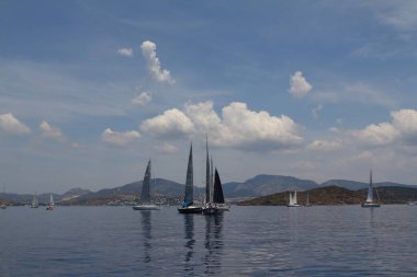 Bodrum, Hindi. 27 Mayıs 2018: Ege Denizi 'nin mavi sularında, ünlü tatil beldesi Bodrum' un kıyılarında yelkenliler rüzgarlı havada yelken açıyor.