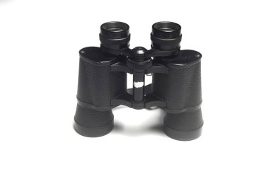 beyaz arkaplanda siyah dürbünler, metin için boşluk.