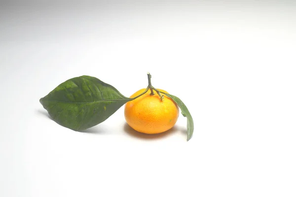 Geïsoleerde Mandarijn Een Hele Mandarijn Fruit Met Bladeren Geïsoleerd Witte — Stockfoto