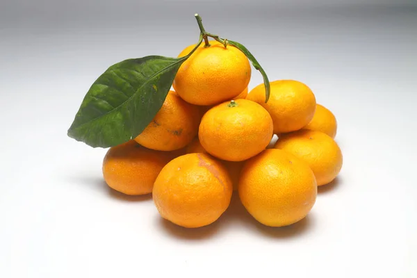 Egy Halom Érett Mandarin Fehér Alapon Tangerine Közeledik Tangerin Izolátum — Stock Fotó