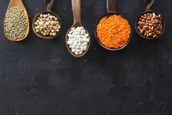 Farklı türde ham kuru baklagil kompozisyonu. Beyaz fasulye, mercimek, kırmızı mercimek, nohut ve fasulye. Organik baklagil kavramını karıştır