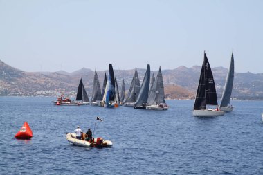 Bodrum, Hindi. 26 Mayıs 2018: Yelkenliler Ege Denizi 'nin mavi sularında, ünlü tatil beldesi Bodrum' un kıyılarında rüzgarlı havada yelken açıyorlar..