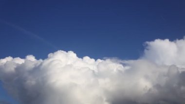 4k zaman atlaması bulutlu güzel mavi gökyüzü.