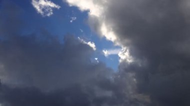 4k zaman atlaması bulutlu güzel mavi gökyüzü.