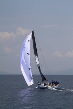 Bodrum, Hindi. 26 Mayıs 2018: Yelkenliler Ege Denizi 'nin mavi sularında, ünlü tatil beldesi Bodrum' un kıyılarında rüzgarlı havada yelken açıyorlar..
