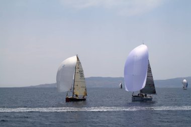 Bodrum, Hindi. 26 Mayıs 2018: Yelkenliler Ege Denizi 'nin mavi sularında, ünlü tatil beldesi Bodrum' un kıyılarında rüzgarlı havada yelken açıyorlar..