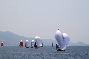 Bodrum, Hindi. 26 Mayıs 2018: Yelkenliler Ege Denizi 'nin mavi sularında, ünlü tatil beldesi Bodrum' un kıyılarında rüzgarlı havada yelken açıyorlar..