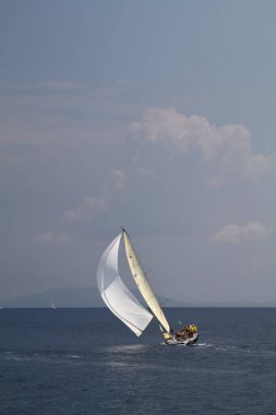 Bodrum, Hindi. 26 Mayıs 2018: Yelkenliler Ege Denizi 'nin mavi sularında, ünlü tatil beldesi Bodrum' un kıyılarında rüzgarlı havada yelken açıyorlar..