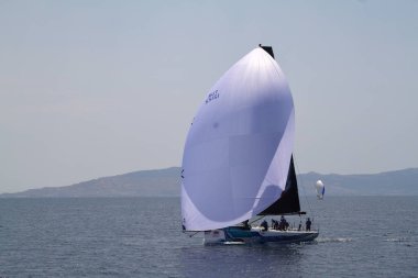 Bodrum, Hindi. 26 Mayıs 2018: Yelkenliler Ege Denizi 'nin mavi sularında, ünlü tatil beldesi Bodrum' un kıyılarında rüzgarlı havada yelken açıyorlar..