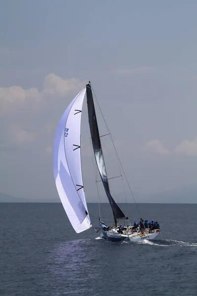 Bodrum Turquia Maio 2018 Veleiros Navegam Tempo Ventoso Nas Águas — Fotografia de Stock