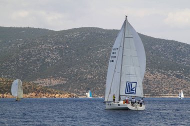 Bodrum, Hindi. 26 Mayıs 2018: Yelkenliler Ege Denizi 'nin mavi sularında, ünlü tatil beldesi Bodrum' un kıyılarında rüzgarlı havada yelken açıyorlar..