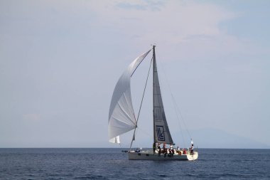 Bodrum, Hindi. 26 Mayıs 2018: Yelkenliler Ege Denizi 'nin mavi sularında, ünlü tatil beldesi Bodrum' un kıyılarında rüzgarlı havada yelken açıyorlar..