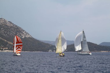 Bodrum, Hindi. 26 Mayıs 2018: Yelkenliler Ege Denizi 'nin mavi sularında, ünlü tatil beldesi Bodrum' un kıyılarında rüzgarlı havada yelken açıyorlar..