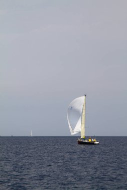 Bodrum, Hindi. 26 Mayıs 2018: Yelkenliler Ege Denizi 'nin mavi sularında, ünlü tatil beldesi Bodrum' un kıyılarında rüzgarlı havada yelken açıyorlar..