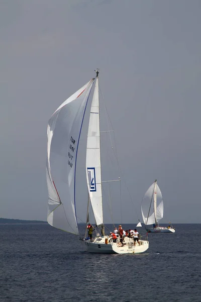 トルコのボドルム 2018年5月26日 エーゲ海の青い海の風の強い天候の中 有名な休日の目的地の海岸で帆船ボドルム — ストック写真