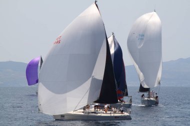 Bodrum, Hindi. 26 Mayıs 2018: Yelkenliler Ege Denizi 'nin mavi sularında, ünlü tatil beldesi Bodrum' un kıyılarında rüzgarlı havada yelken açıyorlar..