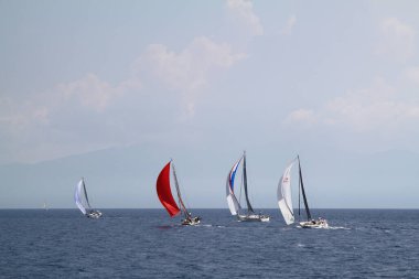 Bodrum, Hindi. 26 Mayıs 2018: Yelkenliler Ege Denizi 'nin mavi sularında, ünlü tatil beldesi Bodrum' un kıyılarında rüzgarlı havada yelken açıyorlar..