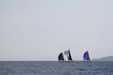Bodrum, Hindi. 26 Mayıs 2018: Yelkenliler Ege Denizi 'nin mavi sularında, ünlü tatil beldesi Bodrum' un kıyılarında rüzgarlı havada yelken açıyorlar..