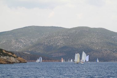 Bodrum, Hindi. 26 Mayıs 2018: Yelkenliler Ege Denizi 'nin mavi sularında, ünlü tatil beldesi Bodrum' un kıyılarında rüzgarlı havada yelken açıyorlar..