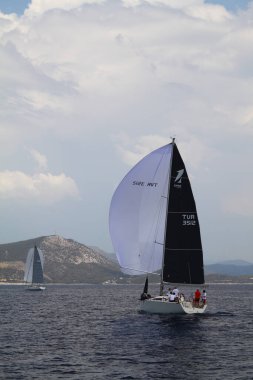 Bodrum, Hindi. 26 Mayıs 2018: Yelkenliler Ege Denizi 'nin mavi sularında, ünlü tatil beldesi Bodrum' un kıyılarında rüzgarlı havada yelken açıyorlar..