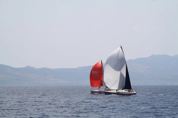 トルコのボドルム 2018年5月26日 エーゲ海の青い海の風の強い天候の中 有名な休日の目的地の海岸で帆船ボドルム — ストック写真
