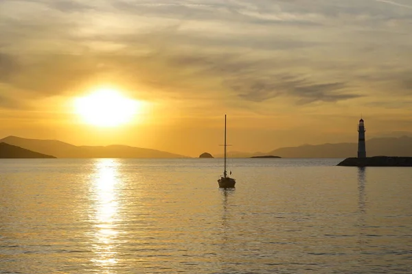 Одна Лодка Закате Атмосферный Морской Пейзаж Оранжевым Солнцем — стоковое фото