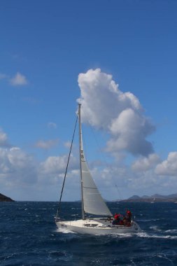 Bodrum, Hindi. 24 Mart 2018: Ege Denizi 'nin mavi sularında, ünlü tatil beldesi Bodrum' un kıyılarında yelkenliler rüzgarlı havada yelken açıyor.