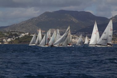 Bodrum, Hindi. 24 Mart 2018: Ege Denizi 'nin mavi sularında, ünlü tatil beldesi Bodrum' un kıyılarında yelkenliler rüzgarlı havada yelken açıyor.