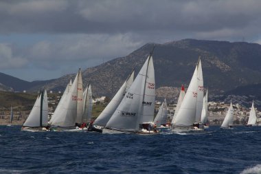 Bodrum, Hindi. 24 Mart 2018: Ege Denizi 'nin mavi sularında, ünlü tatil beldesi Bodrum' un kıyılarında yelkenliler rüzgarlı havada yelken açıyor.