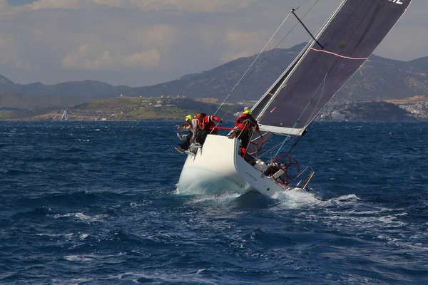 Bodrum Turkiet 2018 Segelbåtar Seglar Blåsigt Väder Egeiska Havets Blå — Stockfoto