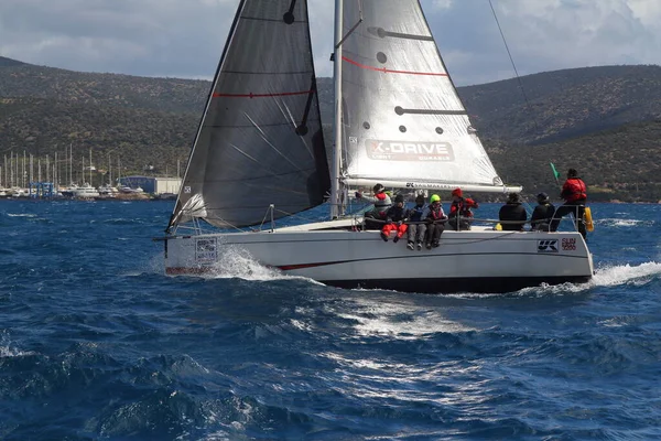 Bodrum Turcja Marca 2018 Żaglówki Pływają Wietrznej Pogodzie Błękitnych Wodach — Zdjęcie stockowe