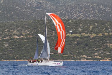 Bodrum, Hindi. 24 Mart 2018: Ege Denizi 'nin mavi sularında, ünlü tatil beldesi Bodrum' un kıyılarında yelkenliler rüzgarlı havada yelken açıyor.